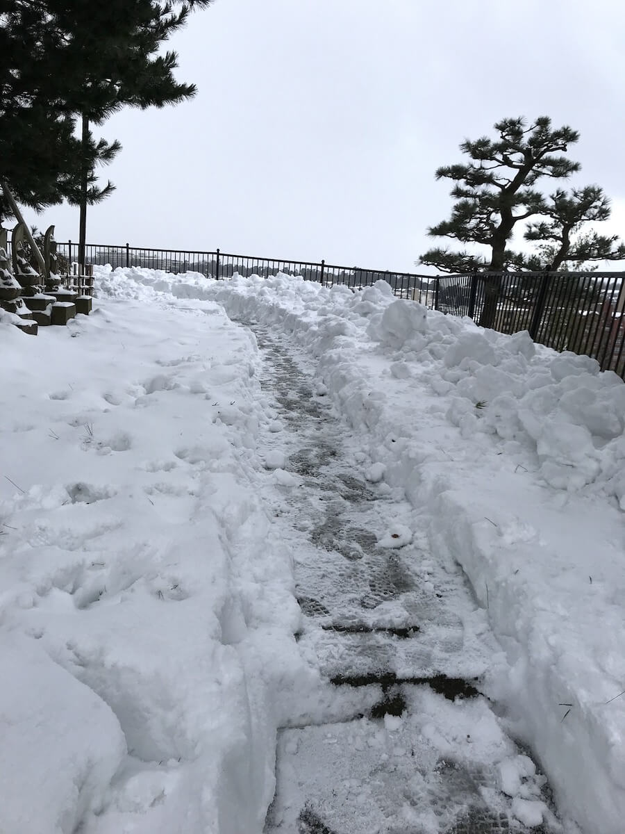 宝泉寺境内の雪かき