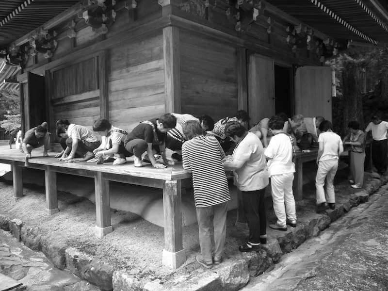 高野山孔雀堂で清掃奉(東〜面北面)