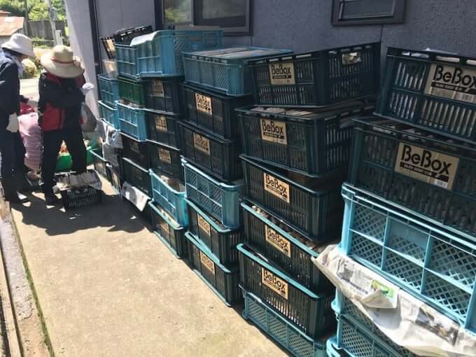 先月、Mさんが製材してくださった2トントラック2台分の端材からつくった段木。6日、これらをいっせいに洗いました。