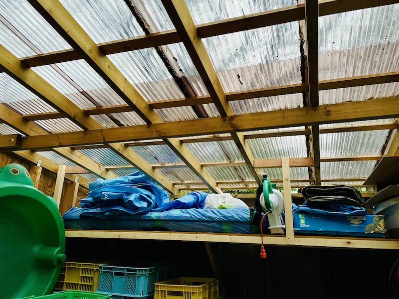 護摩木作業小屋に棚をつける