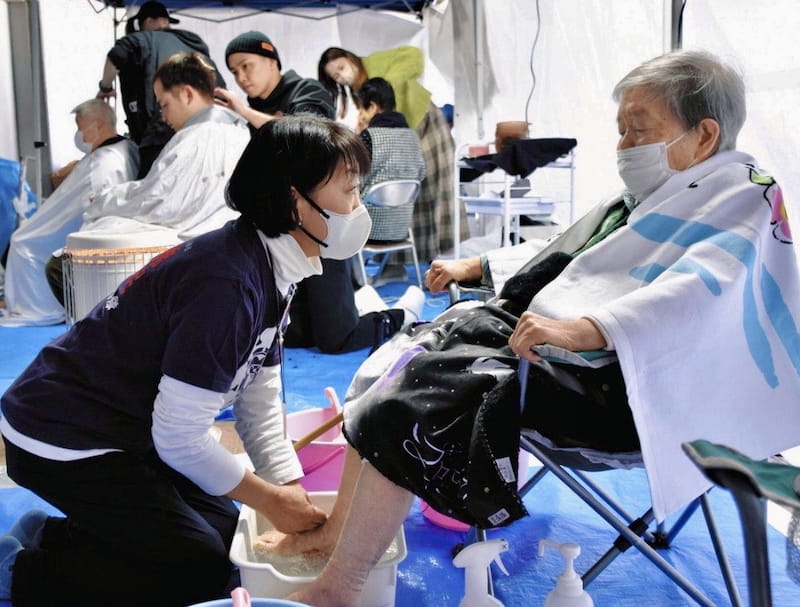 足湯を利用する被災者の女性2024年3月11日（七尾市山王小学校避難所）